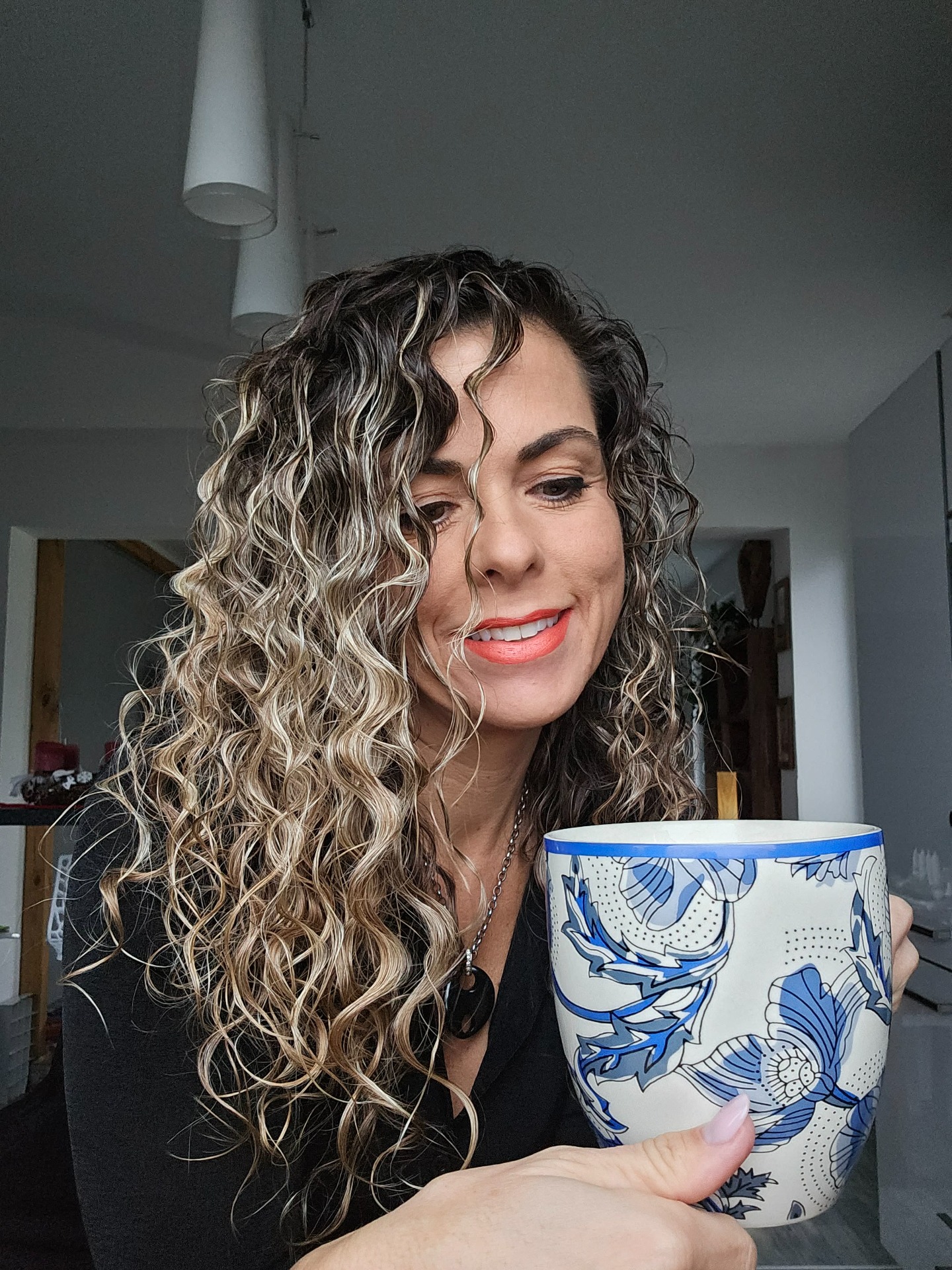 Z mého pohledu je zásadní srovnat tělo jako celek. Vyživit ho na buněčné úrovni, podpořit mikrobiom, zmírnit chronický zánět a nastavit výživu tak, aby tělo mohlo fungovat v rovnováze.